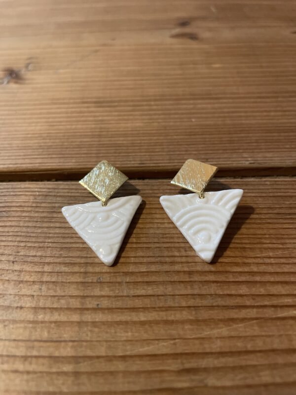 Boucles d'oreilles petits triangles texturés – Image 2