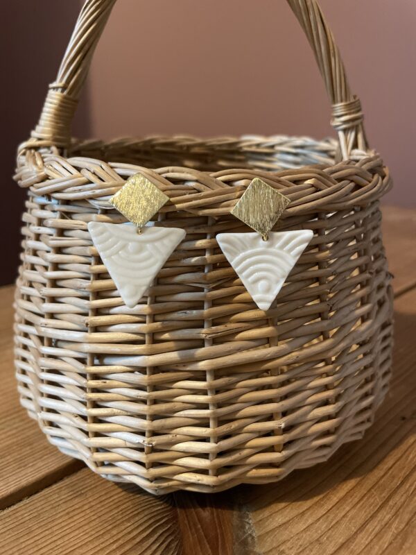 Boucles d'oreilles petits triangles texturés – Image 3
