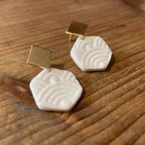 Boucles d'oreilles petits hexagones texturés et support carré