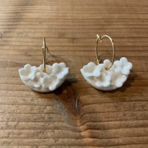 Bijoux-créoles-demi-rond-fleurs-porcelaine-fait-main