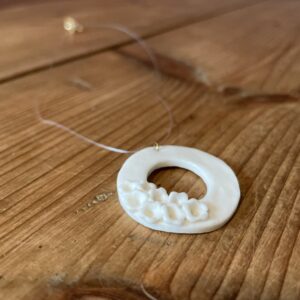 Collier anneau fleuri