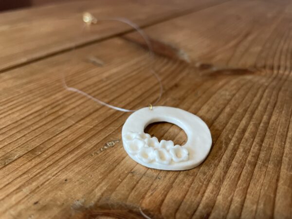 Collier anneau fleuri