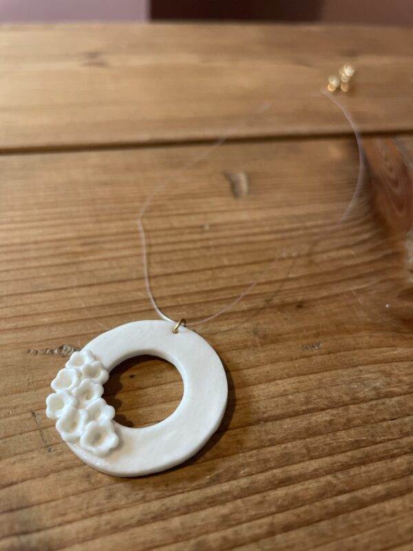 Collier anneau fleuri – Image 2