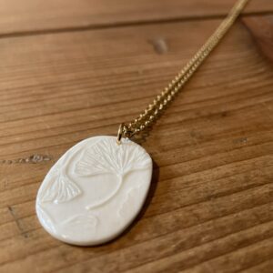 Collier ovale impression gingko