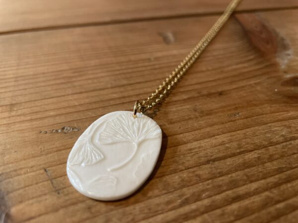 Collier ovale impression gingko