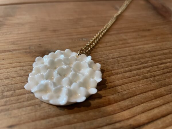 Collier rond fleuri