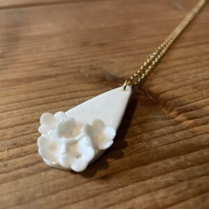 Collier goutte fleurie