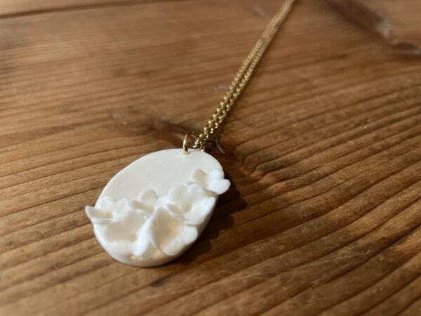 Collier ovale fleurie