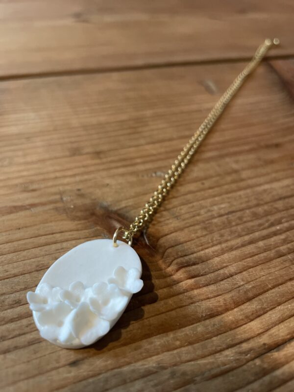 Collier ovale fleurie – Image 2