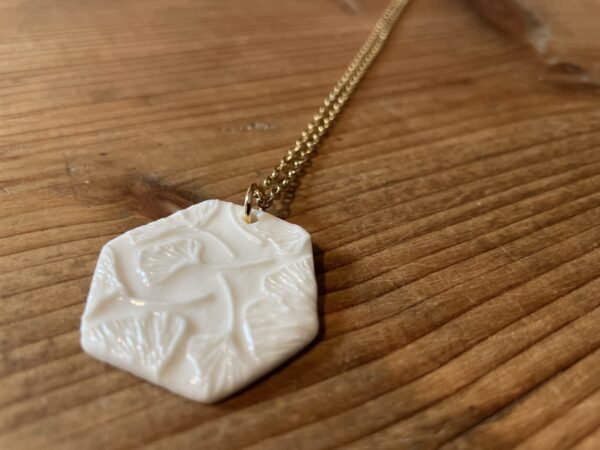 Collier hexagone impression gingko