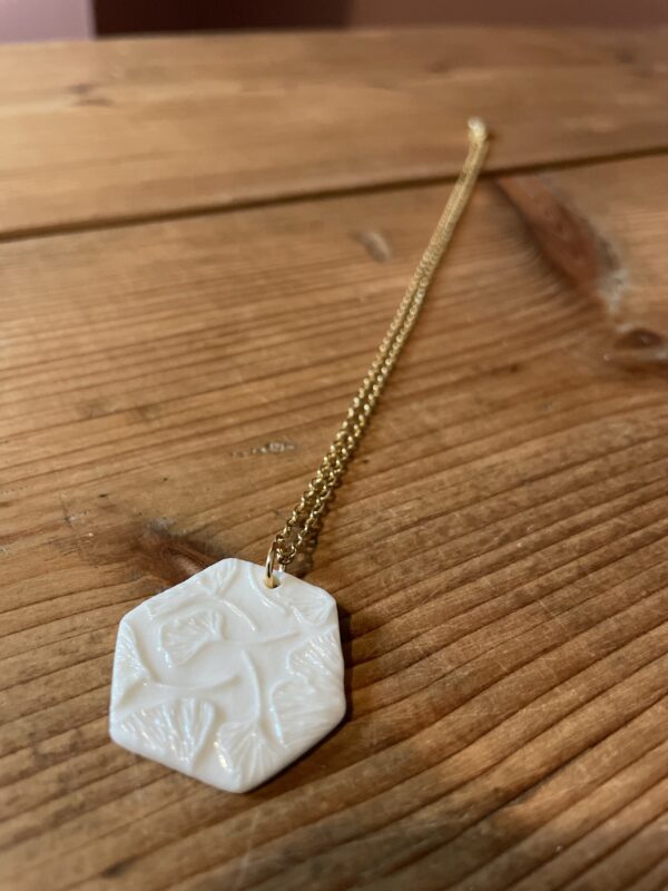 Collier hexagone impression gingko – Image 2