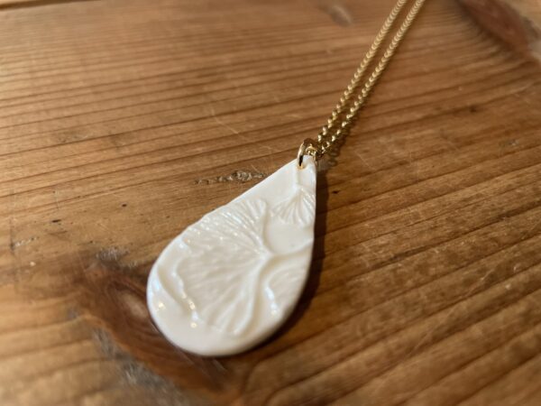 Collier goutte impression gingko