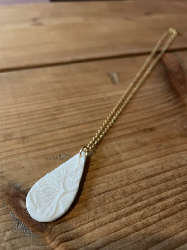 Collier goutte impression gingko – Image 2