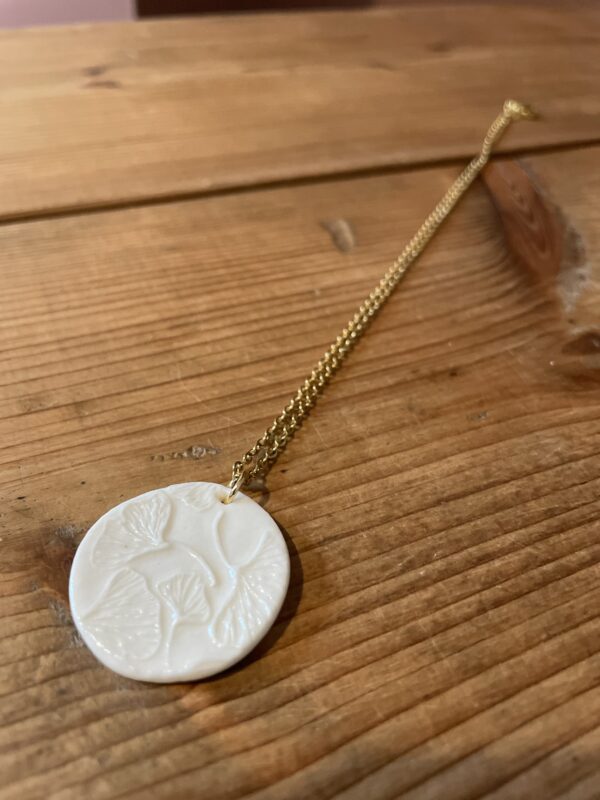 Collier rond impression gingko – Image 2