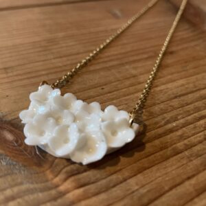 Collier demi-rond fleuri