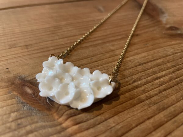 Collier demi-rond fleuri