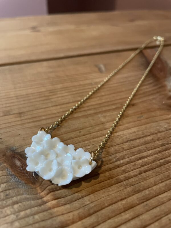 Collier demi-rond fleuri – Image 2