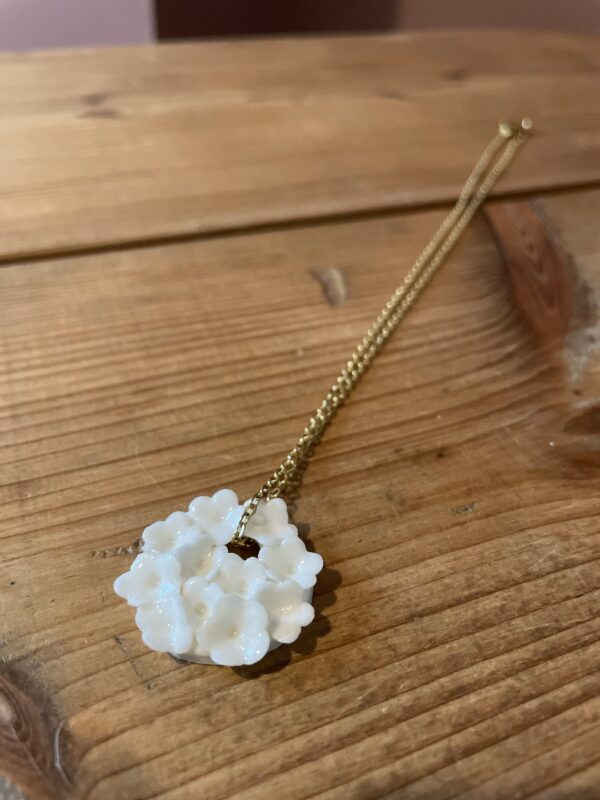 Collier rond fleuri2 – Image 2