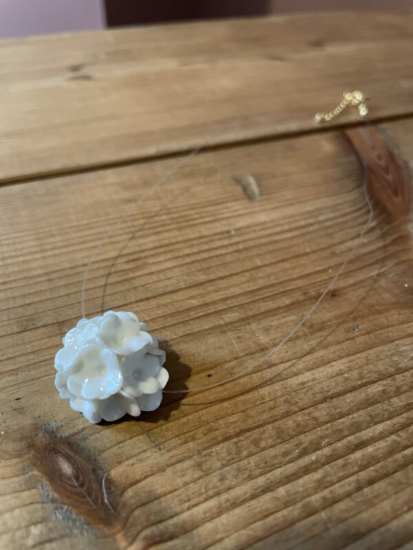 Collier demi-perle fleurie – Image 2