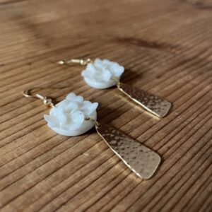Boucles d’oreilles petit rond fleuri et son apprêt doré