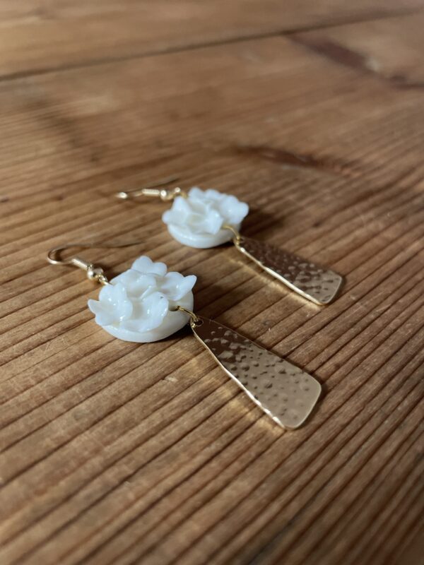 Boucles d’oreilles petit rond fleuri et son apprêt doré