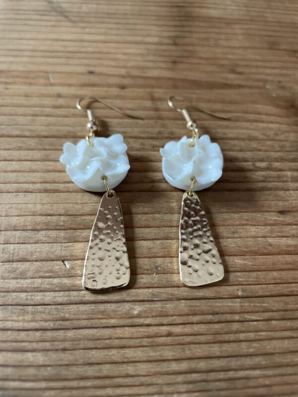 Boucles d’oreilles petit rond fleuri et son apprêt doré – Image 2