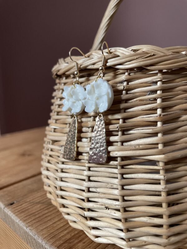 Boucles d’oreilles petit rond fleuri et son apprêt doré – Image 3