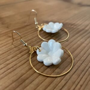 Boucles d’oreilles fleur en mouvement encerclée