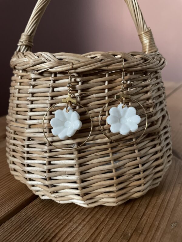Boucles d’oreilles fleur en mouvement encerclée – Image 2