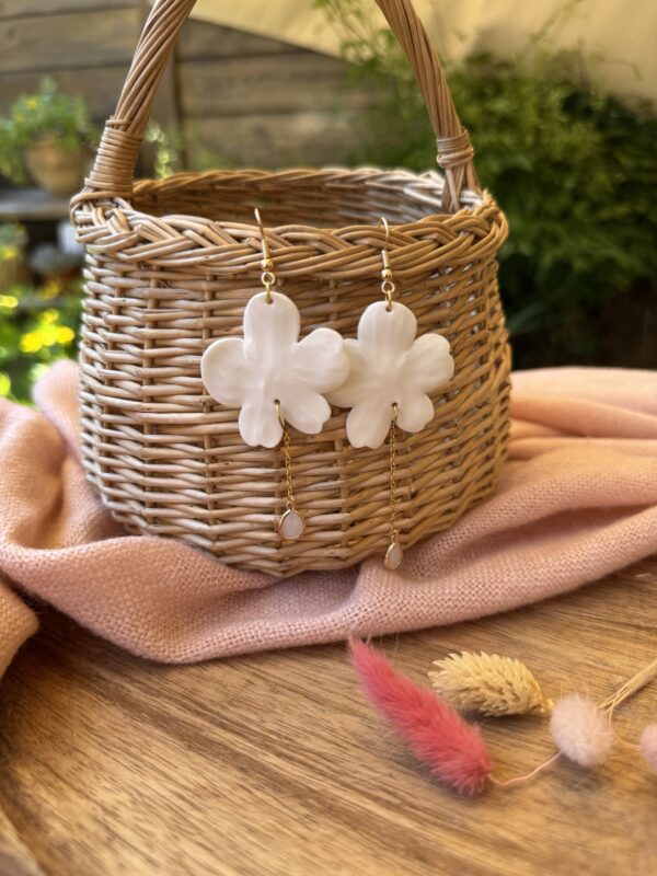 Boucles d’oreilles asymétriques fleur et sa petite goutte – Image 3