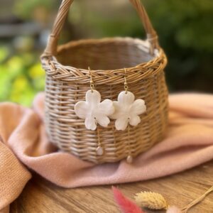 Boucles d’oreilles asymétriques fleur et sa petite goutte