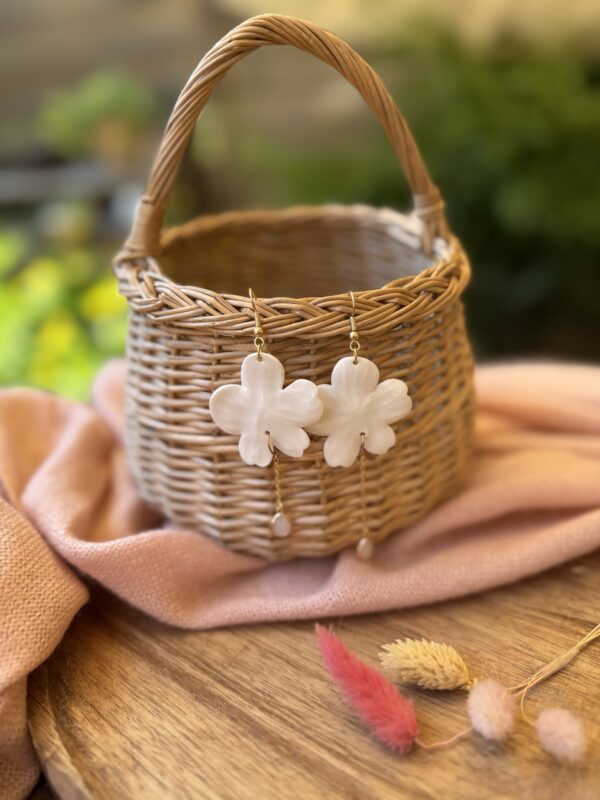 Boucles d’oreilles asymétriques fleur et sa petite goutte