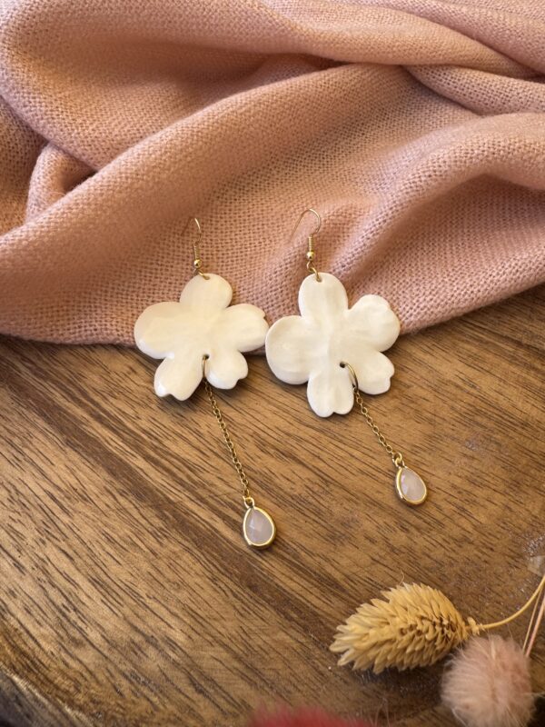 Boucles d’oreilles asymétriques fleur et sa petite goutte – Image 2