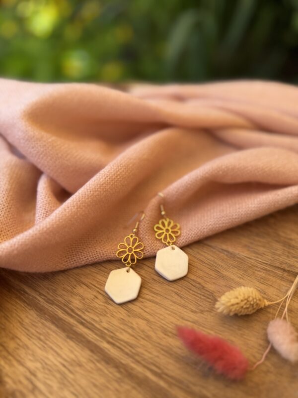 Boucles d’oreilles fleur doré et hexagone porcelaine – Image 2