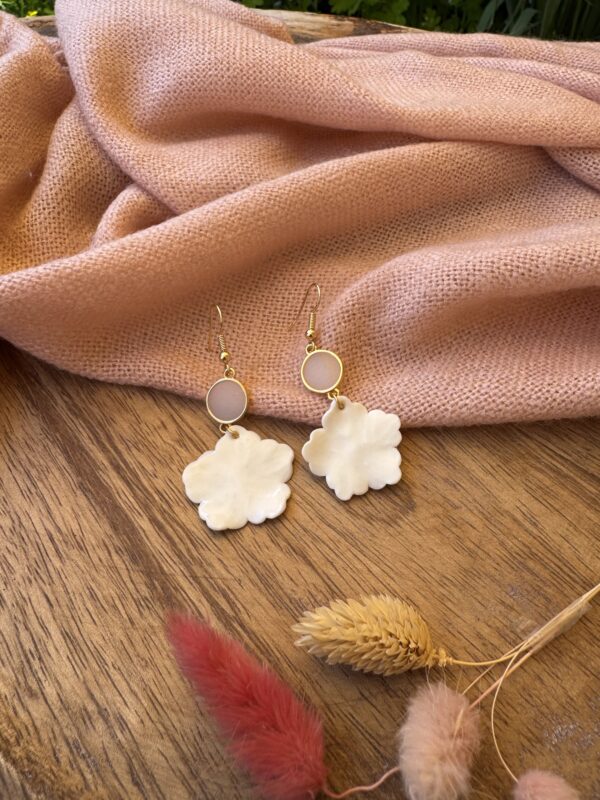 Boucles d’oreilles fleur et sa pastille transparente – Image 3