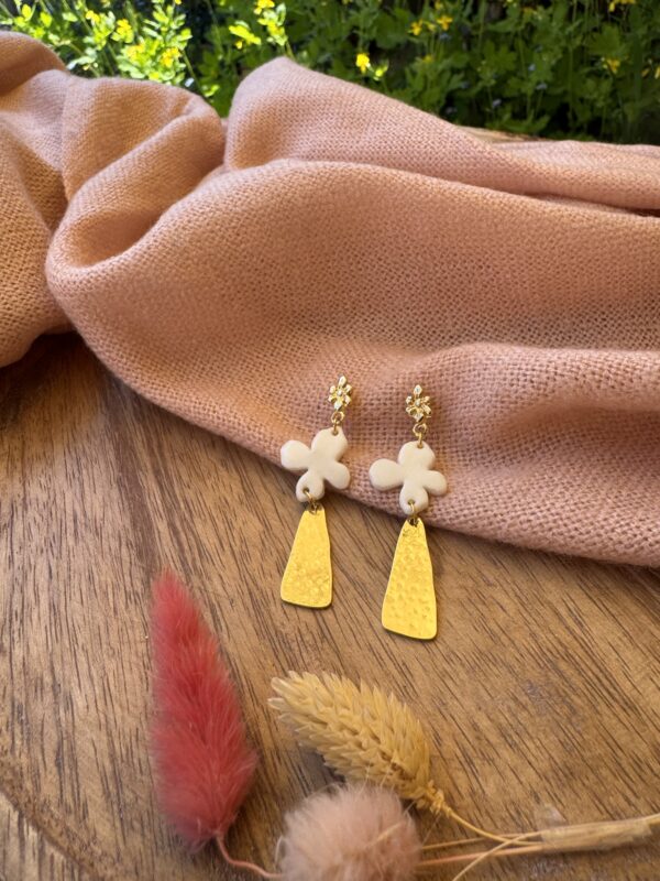 Boucles d’oreilles petite fleur et son apprêt doré – Image 3