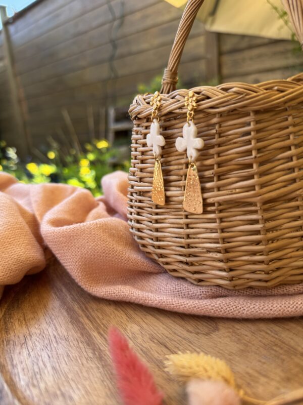 Boucles d’oreilles petite fleur et son apprêt doré
