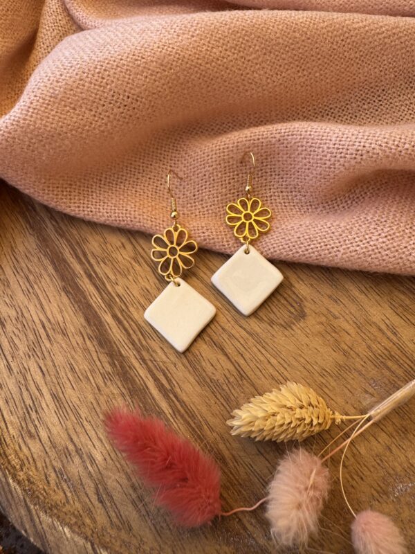 Boucles d’oreilles fleur doré et son carré en porcelaine