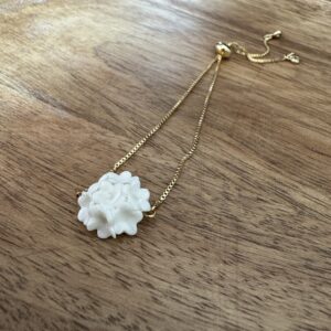 Bracelet petite demi-perle fleurie