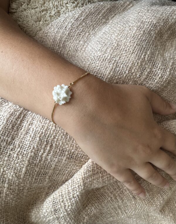 Bracelet petite demi-perle fleurie – Image 2