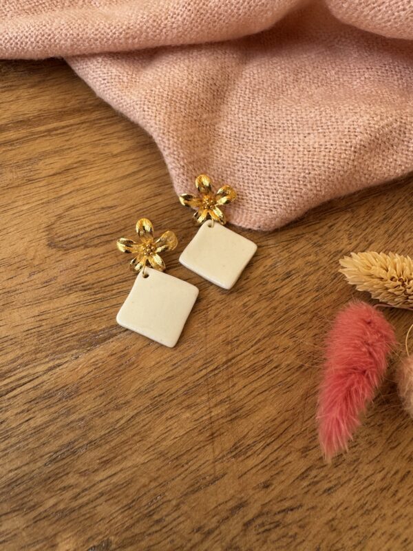 Boucles d’oreilles carré et sa fleur doré – Image 2