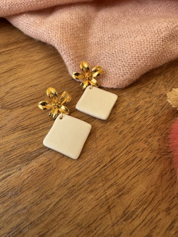 Boucles d’oreilles carré et sa fleur doré