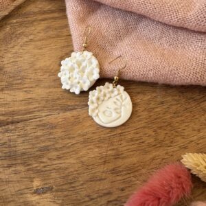 Boucles d’oreilles petit visage de porcelaine fleuri