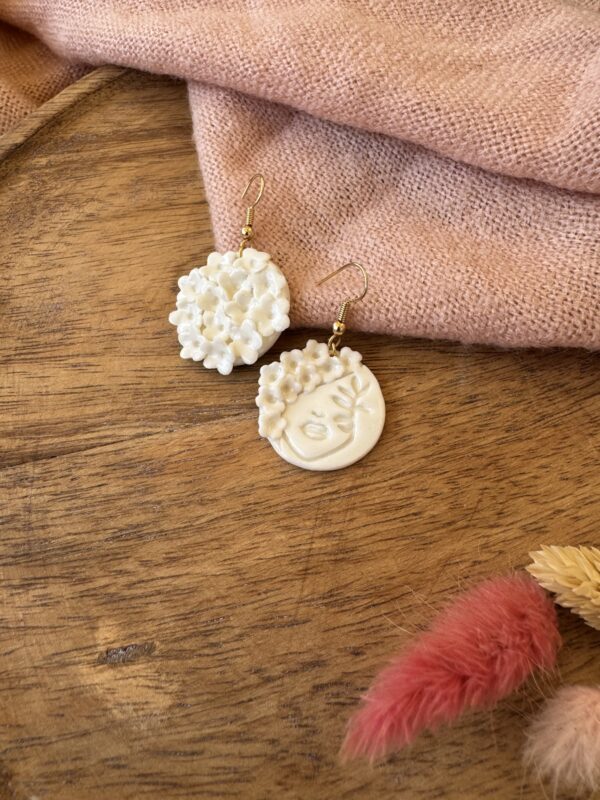 Boucles d’oreilles petit visage de porcelaine fleuri