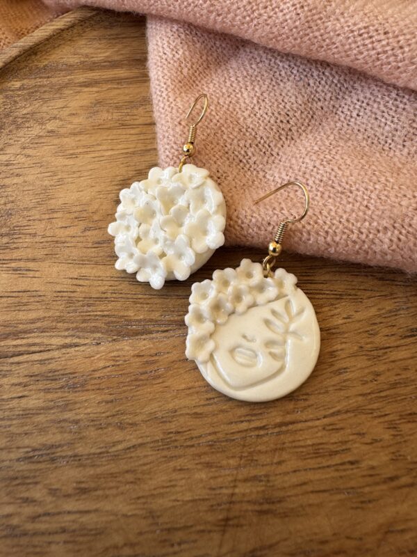 Boucles d’oreilles petit visage de porcelaine fleuri – Image 3