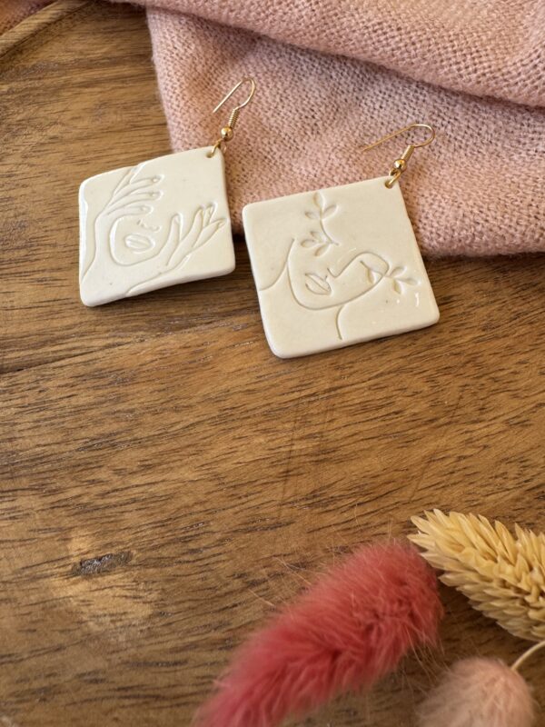 Boucles d’oreilles carré visage de porcelaine – Image 3