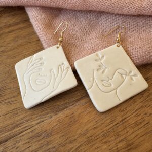 Boucles d’oreilles carré visage de porcelaine