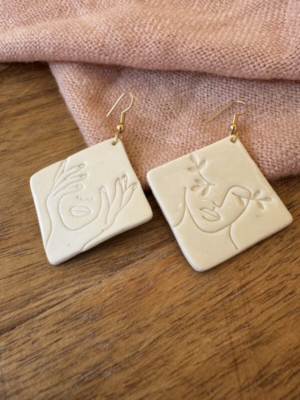 Boucles d’oreilles carré visage de porcelaine