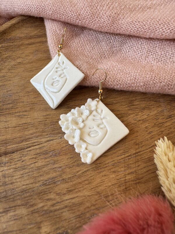 Boucles d’oreilles carré visage de porcelaine fleuri