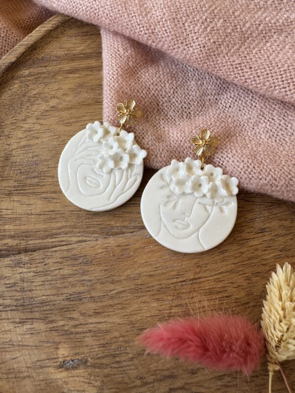 Boucles d’oreilles visage de porcelaine fleuri – Image 3